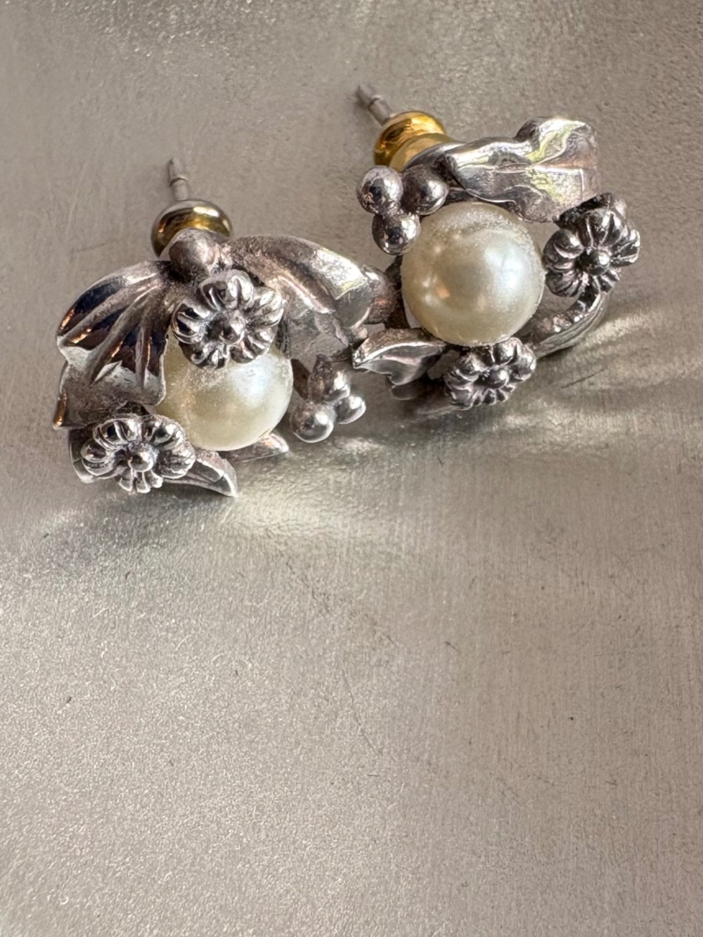 Vintage 90s Silver Plated Rose Leaf w/Faux Pearl Center Studs